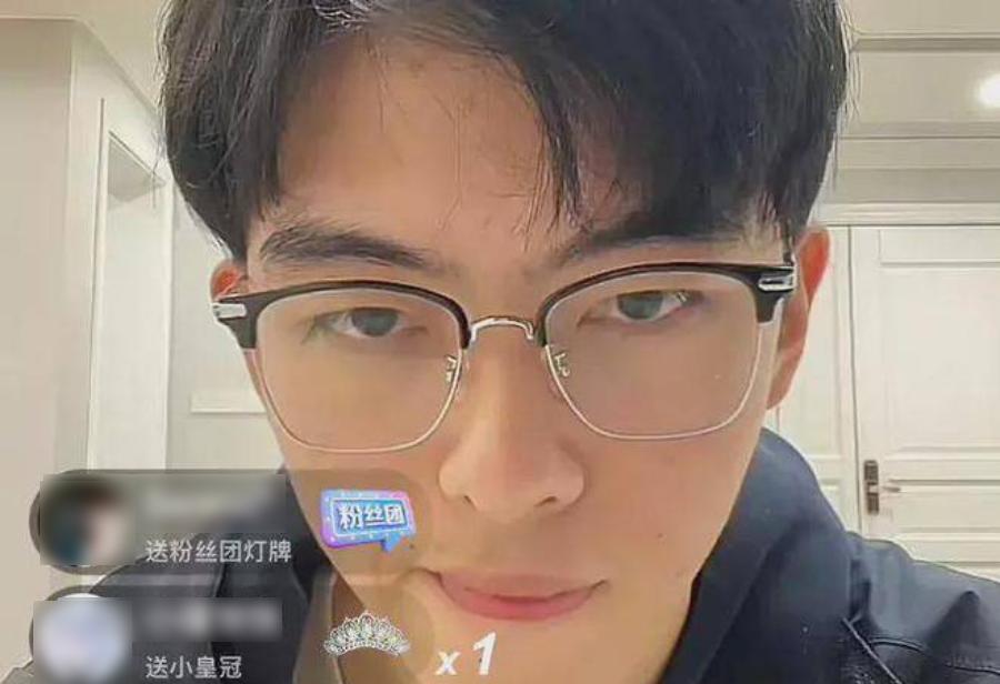 百万网友争当家奴,“万柳少爷”爆火的真相是什么?