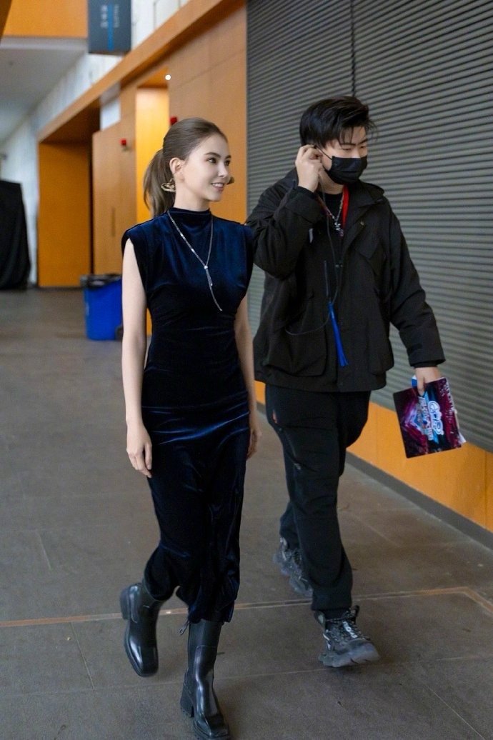 昆凌现身《最强大脑》录制现场,穿软垫肩丝绒连衣裙太好看了