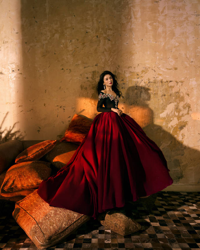 刘涛一袭复古长裙女王气场十足 乌发红唇美艳绝伦