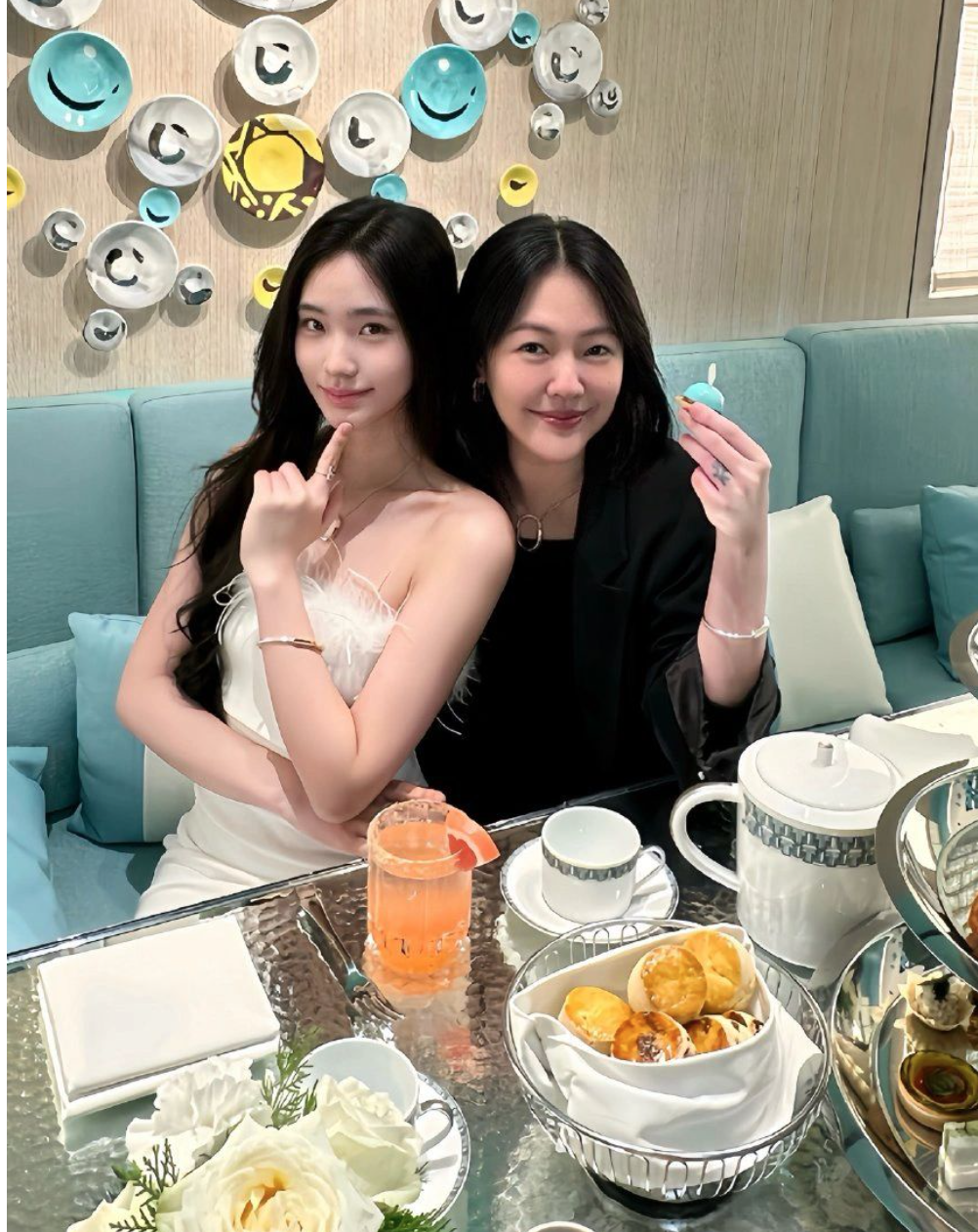 小S大女儿，18岁长着一副厌世高级脸！17岁二女儿着装性感显成熟