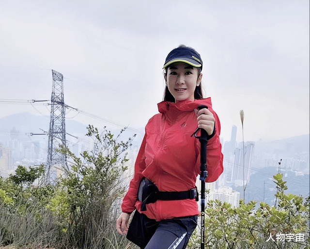 她是翻版黎姿,身材傲人,中年经商现转型做网红,与外国男友不婚