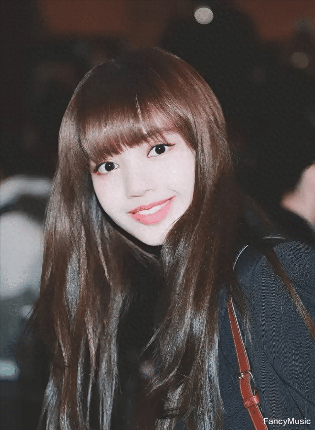 Lisa新照曝光变化大，神似菲佣令人惊讶，皮肤黝黑不复往日！