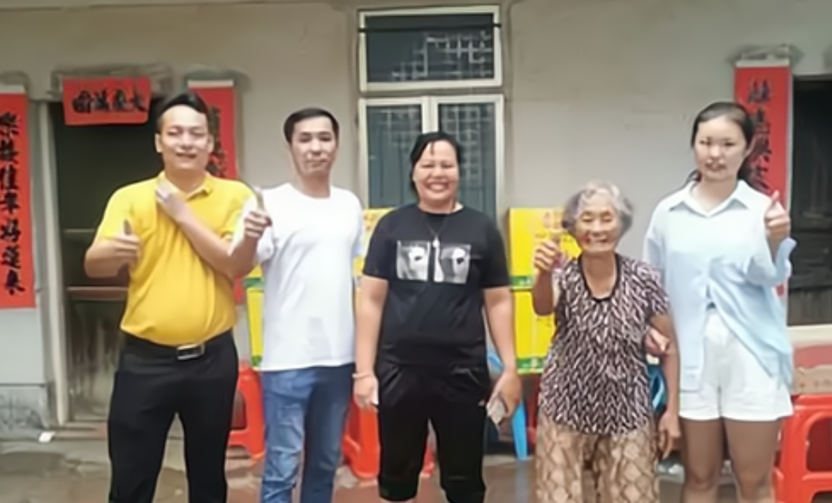 丰收年！全红婵48岁父亲招聘数十人，母亲卖力直播，哥哥：根本没赚太多钱