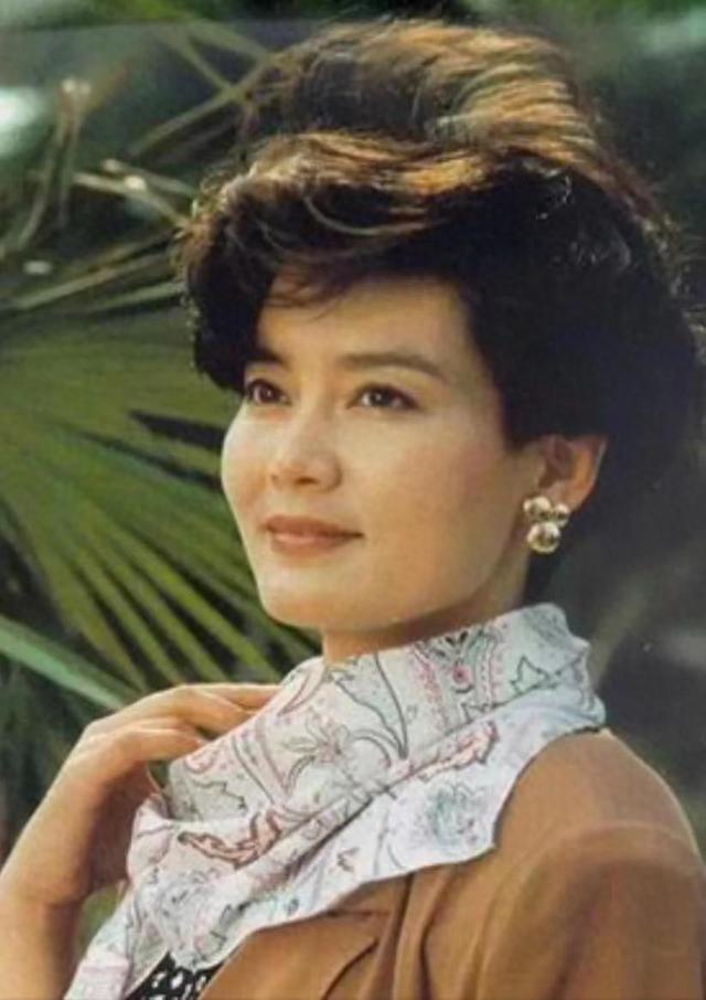 为娶央视主持王小丫,与影后潘虹离婚,潘虹“报复”堪称教科书