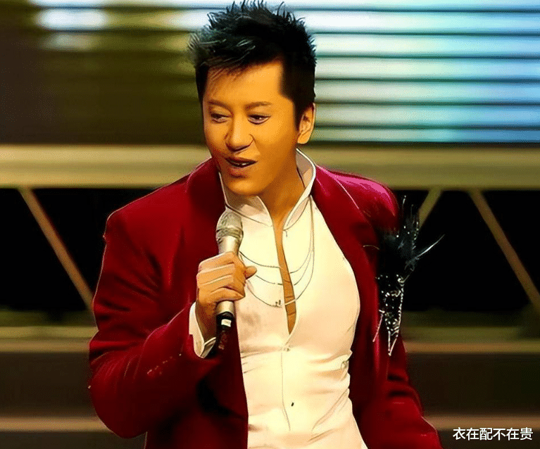 他曾8次登上春晚，如今却只能陪富婆唱歌，沦落至此，根本怨不得别人