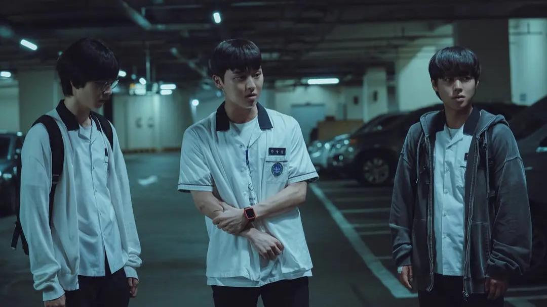 校园欺凌|同是校园霸凌题材，和《黑暗荣耀》相比，疯批少年不输黑暗大女主