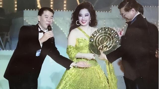 徐小凤|她宁愿离婚也不愿改变中国国籍，春晚为她破例，74岁仍单身