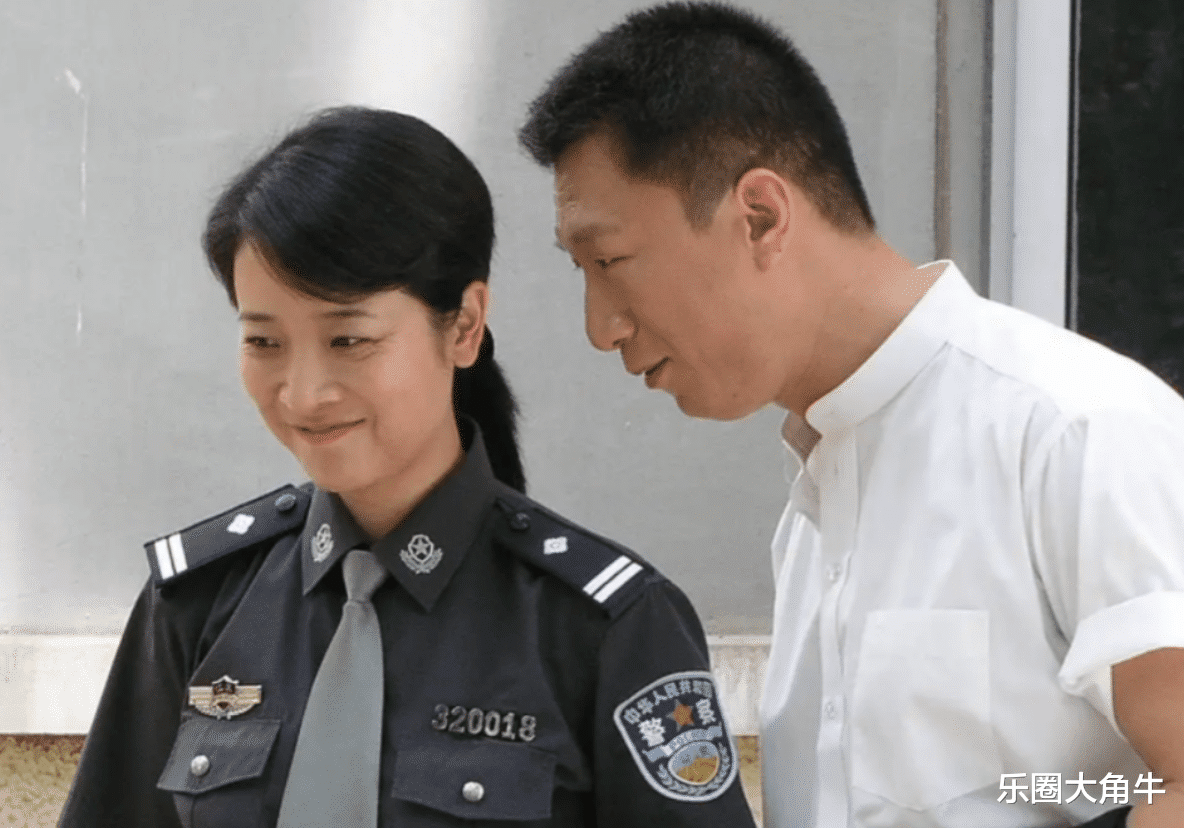 多次出轨小鲜肉，并在车内激吻，55岁的陈小艺已和丈夫分居11年