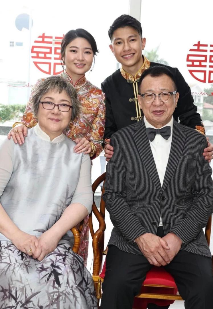 74岁许绍雄嫁女,charmaine手戴两对金镯子超抢镜,婚礼现场曝光