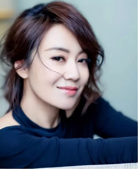 曝闫妮与小7岁李晨恋爱,离异19年频谈姐弟恋,更多细节遭证实