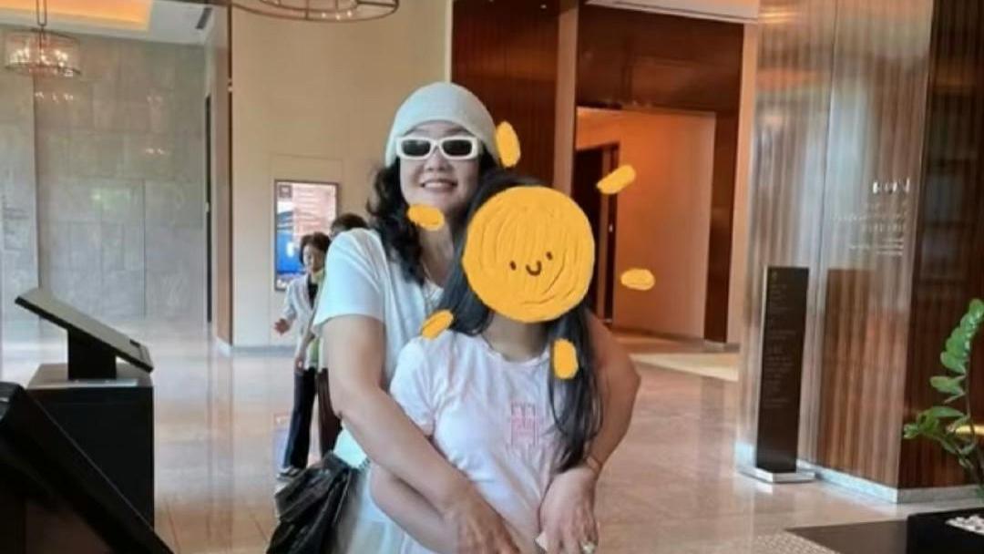 张兰晒与孙女合照，9岁汪希玥近照曝光身高受瞩目，只比奶奶矮半头