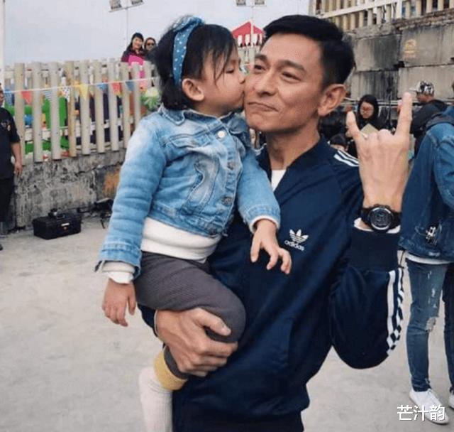 宠溺!刘德华晒女儿画作称其是艺术家,李湘女儿王诗龄被再度对比