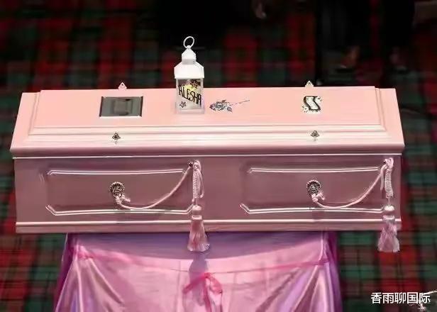蔡天凤|蔡天凤遗容3D修复细节曝光，灵堂用粉色布置，闺蜜方媛扶灵！