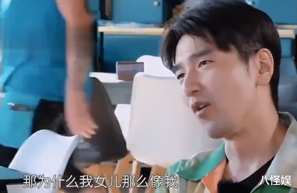 高圆圆夫妇现身机场,赵又廷看老婆眼神拉丝,俩人黏一起热聊超甜