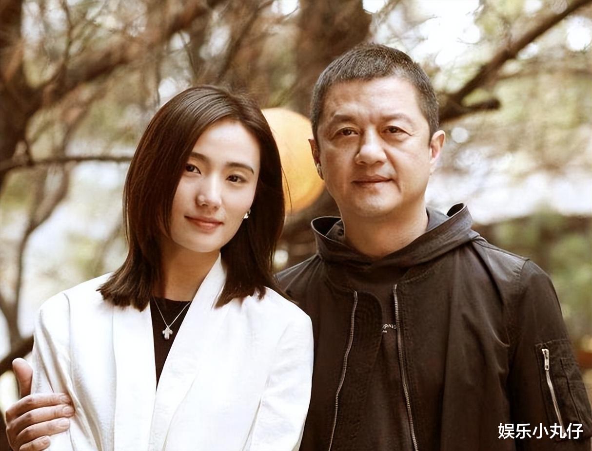 小燕子|移情别恋?李亚鹏斗茶大赛获0分后,带女助理游玩,已与娇妻分居