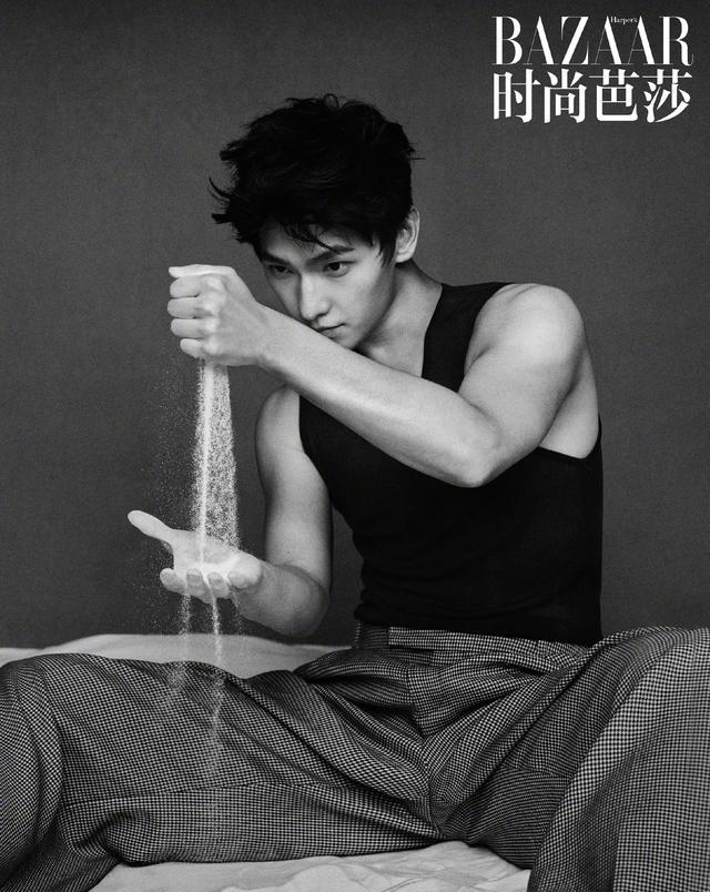 杨洋第五次登封芭莎！背心秀肌肉、真空穿大衣，演绎帅气大男主