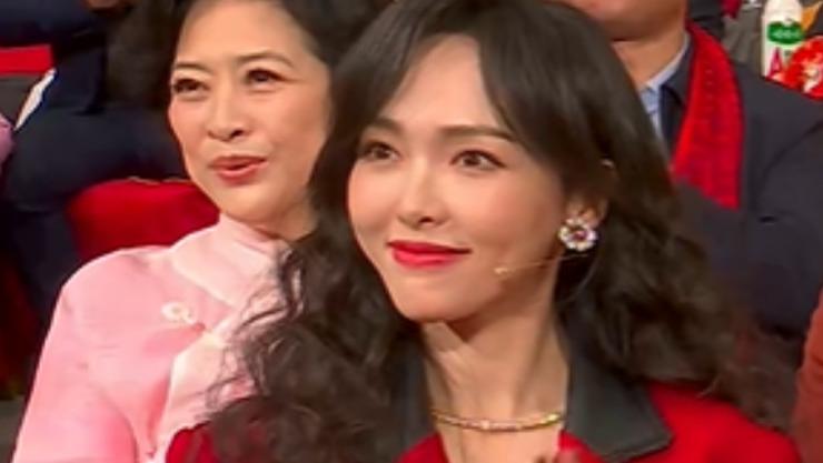 85花龙年春晚表现：杨幂穿新中式，唐嫣笑出鱼尾纹，刘诗诗晕妆
