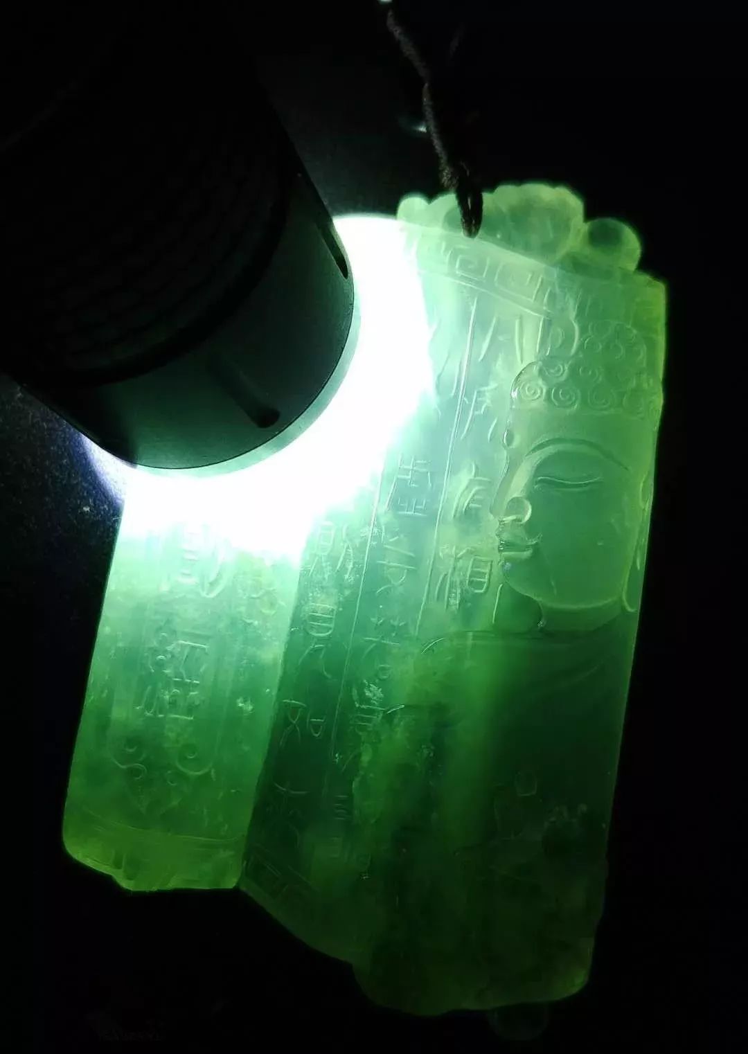 老物件|分享一块飘花翡翠片料雕刻佛语禅心