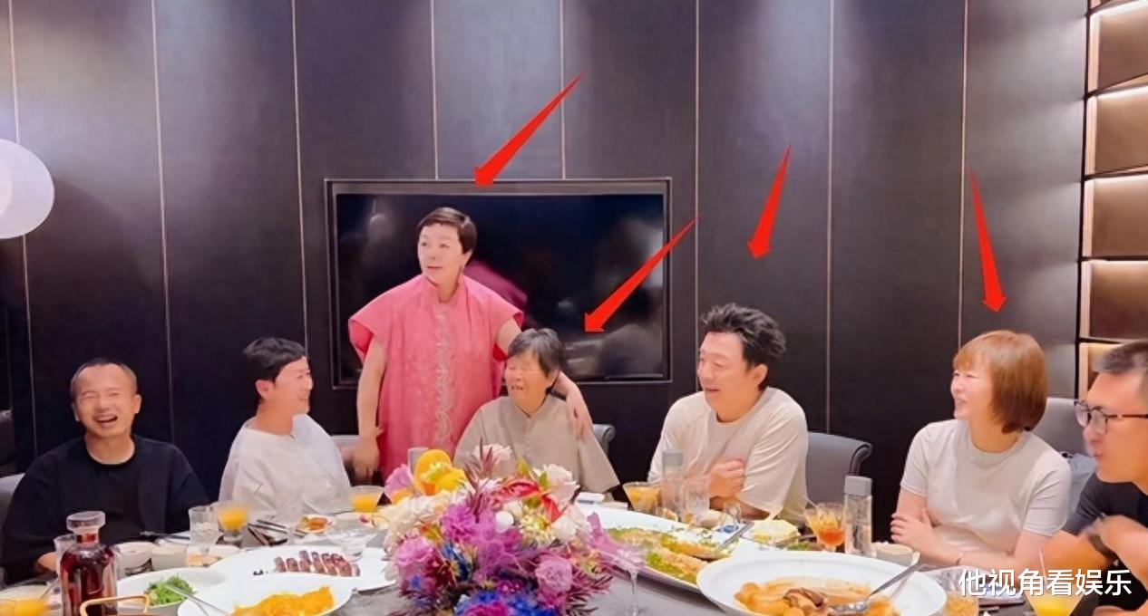黄渤家宴细节曝光:全家共用一张脸,妻子罕见露面越活越年轻