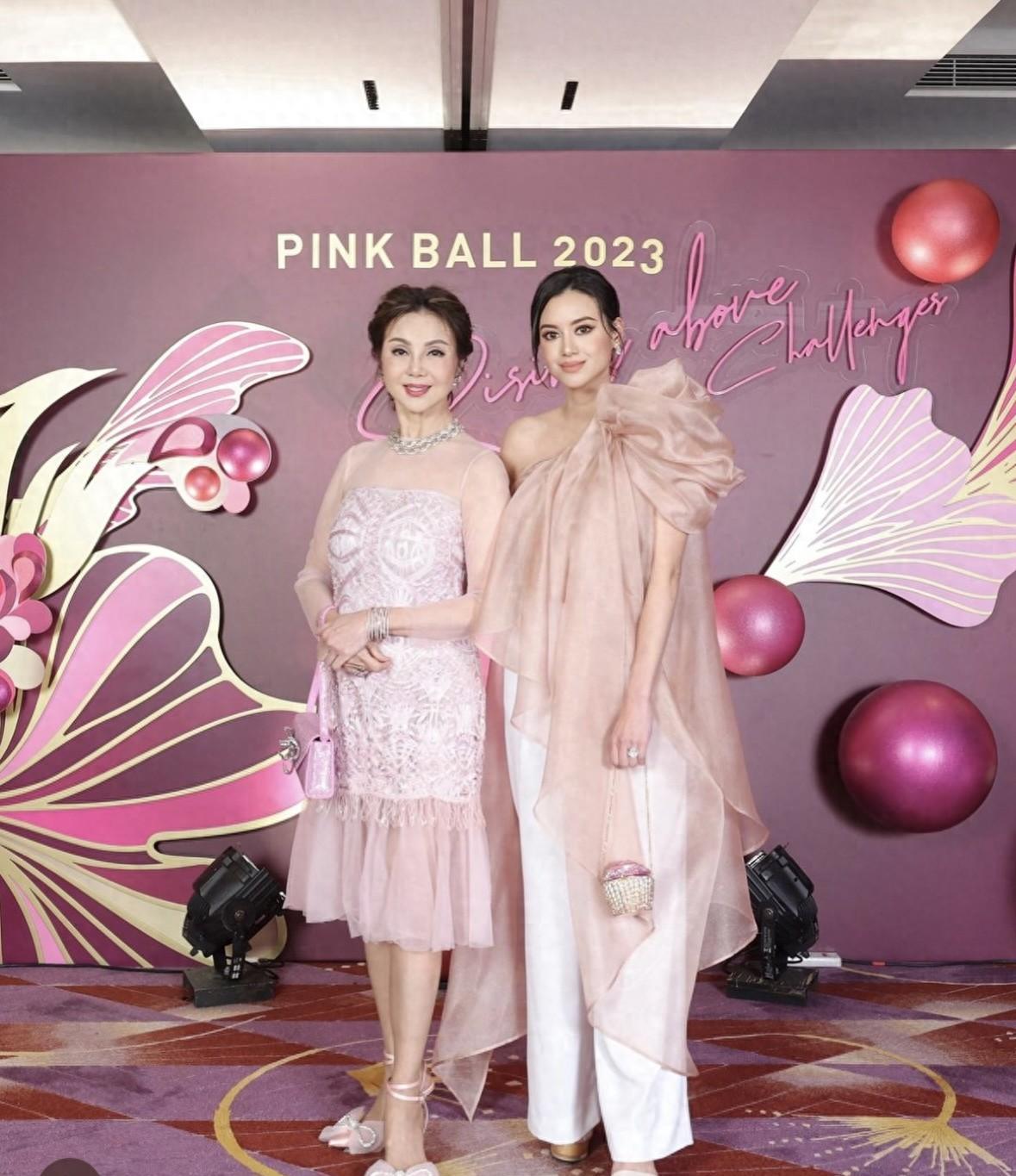 56岁吴婉芳携儿媳参加舞会，婆媳合照如同姐妹，儿媳称其是绝世美女