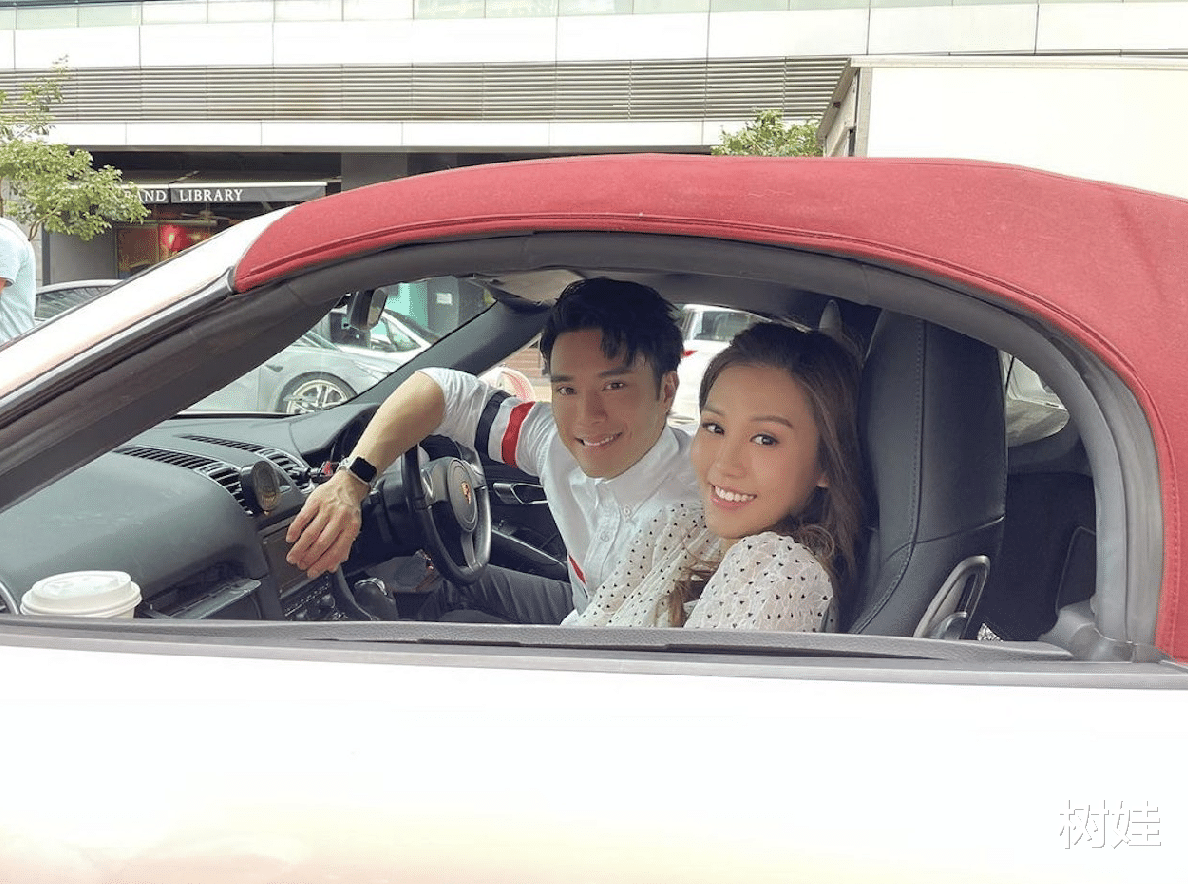 TVB|顾纪筠34岁继子家中设宴，合照91岁胡枫坐中间，TVB两大高层出席