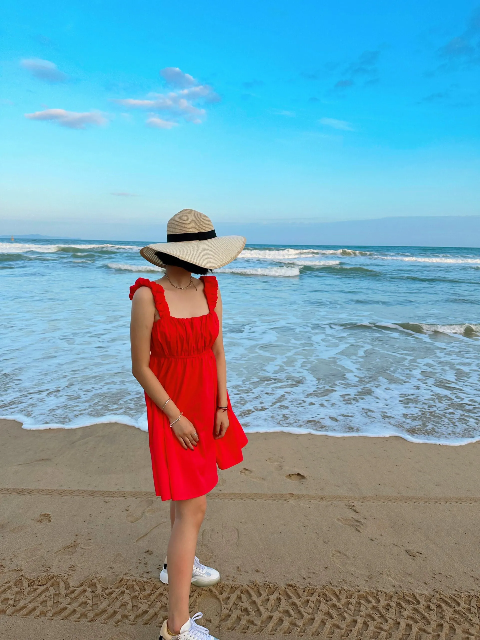 马伊琍大女儿晒出游照，15岁爱马继承妈妈颜值身材，穿红裙好漂亮