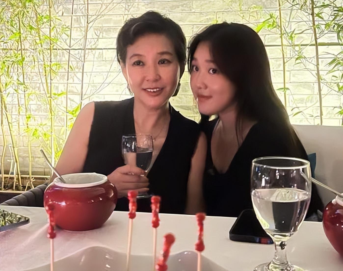 李静|时隔8个月李静终于露面，自曝身体出状况，身形暴瘦快认不出