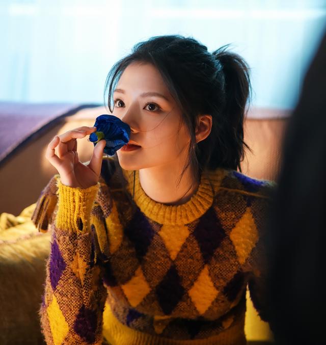 任敏高马尾撞色连衣裙简约时尚