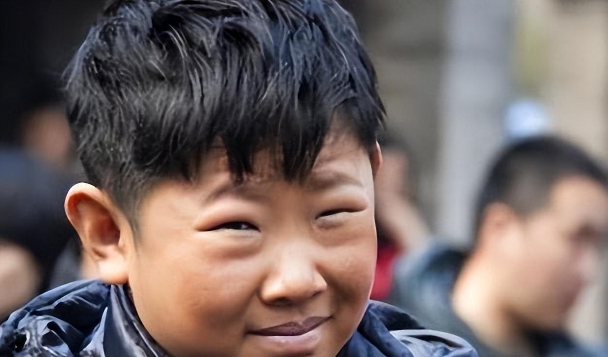 演员侯祥：9岁停止发育，38岁身高不到1米6，和妻子同框像极母子