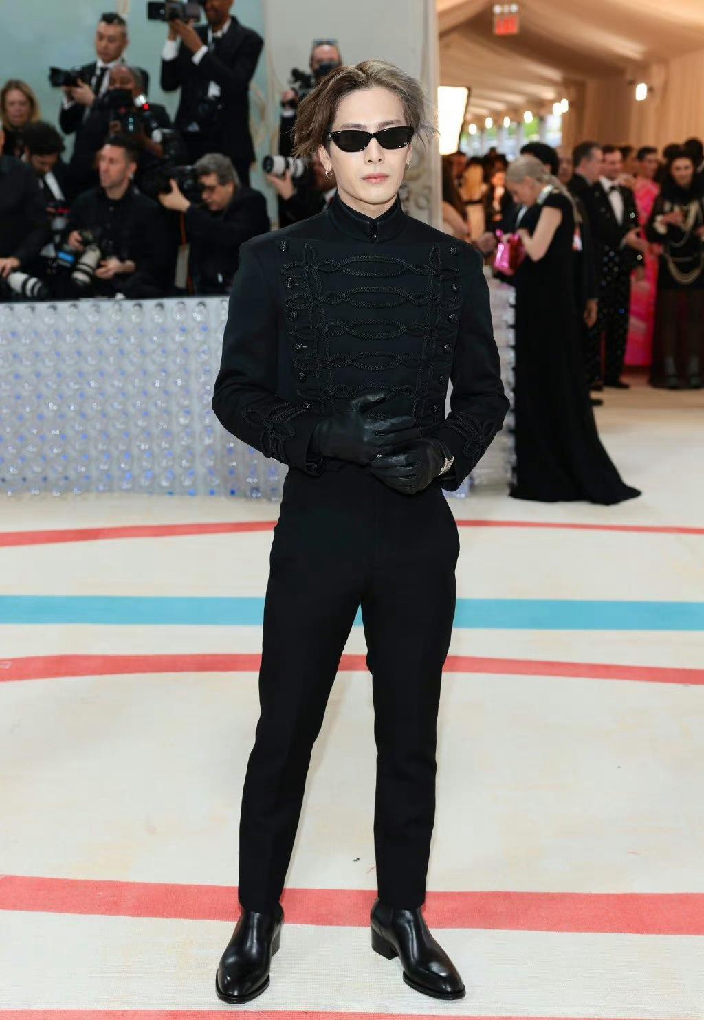 纹身 Met Gala：蔡徐坤拿扇子获好评，宋慧乔公主切超美