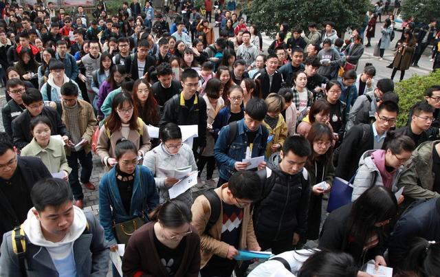 理工科|公务员迎来“新变化”,薪资现状或被打破,老师也会受影响吗?