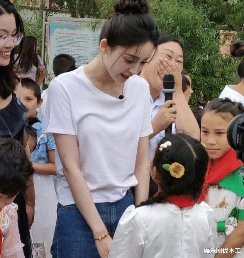 古力娜扎现身老家做公益,满身首饰脸带浓妆,摄像怼脸被批作秀