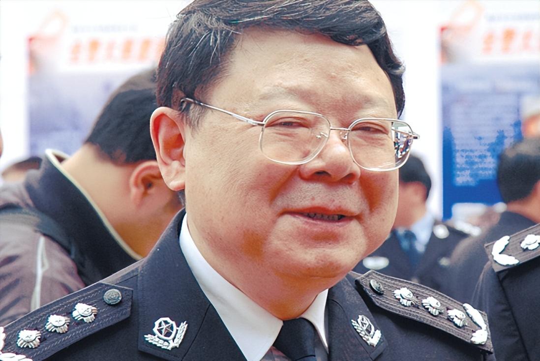 重庆打黑局长被判死刑:充当保护伞霸占警花10年,还强奸中学生!