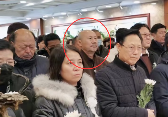 德德玛葬礼现场:腾格尔神情悲伤,丈夫14字挽联惹泪目,遗愿曝光