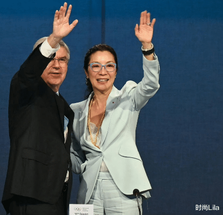 杨紫琼国际奥委员当选，讲台发言铿锵有力，61岁西装革履太惊艳