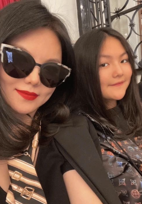 奖学金|李湘晒女儿获奖学金证书，奖额不多，奖项彰显名门世家的体面