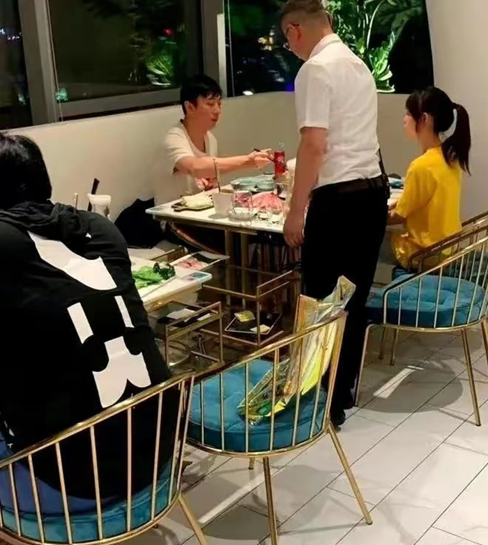 安欣|曝“王思聪”带新女友吃火锅,女方扎马尾白瘦幼,模样清纯撞脸章泽天