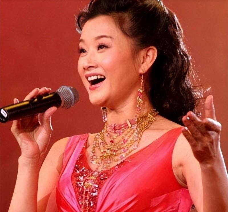 连续24年登上春晚,成龙不敢“触碰”的女人,宋祖英到底什么背景