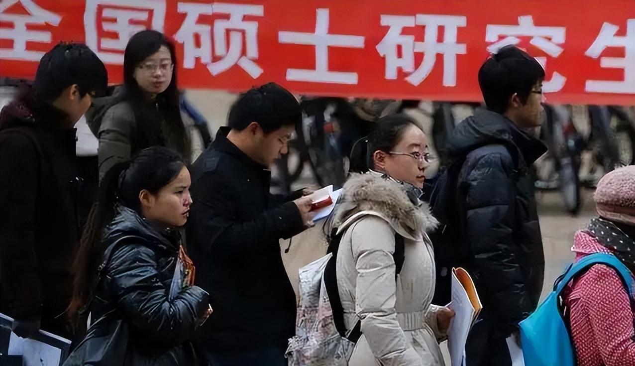 杨天真|深圳流浪女：我本科毕业皮肤白皙，宁愿翻垃圾桶为生，也绝不上班