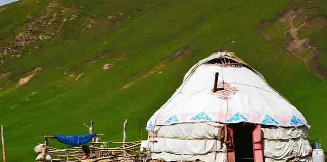 蒙古包|住在蒙古包里的一家人，每天的洗澡和如厕问题如何解决？