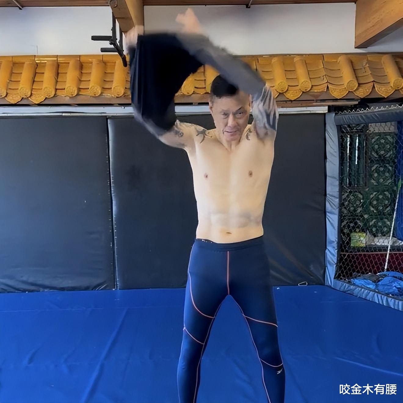 老戏骨周比利近况曝光，65岁展示健硕背阔肌，网友：像两个大疙瘩