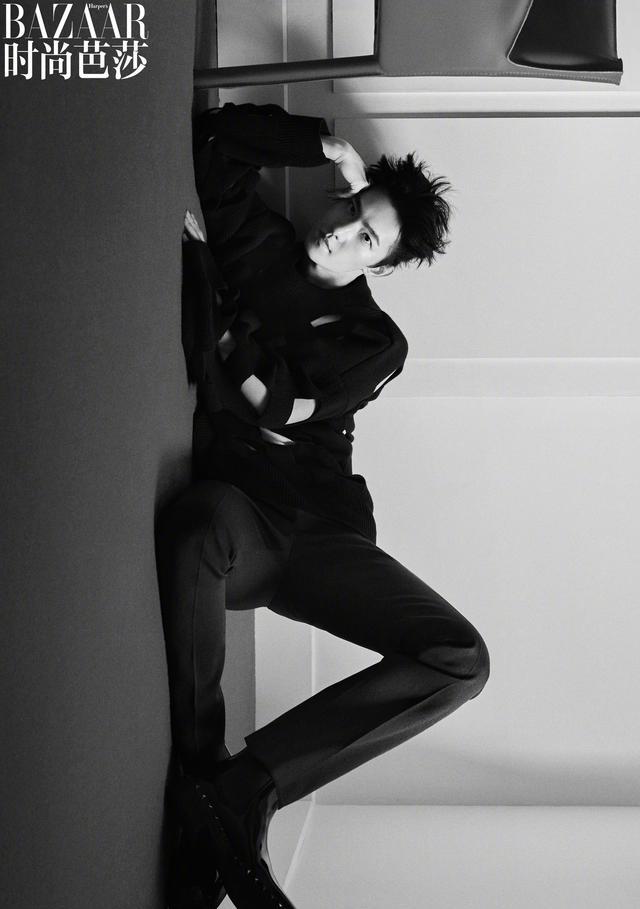 杨洋第五次登封芭莎！背心秀肌肉、真空穿大衣，演绎帅气大男主