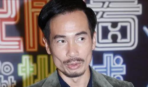 52岁视帝秃顶胡子拉碴，千万片酬仍生活艰难，只因娇妻太磨人