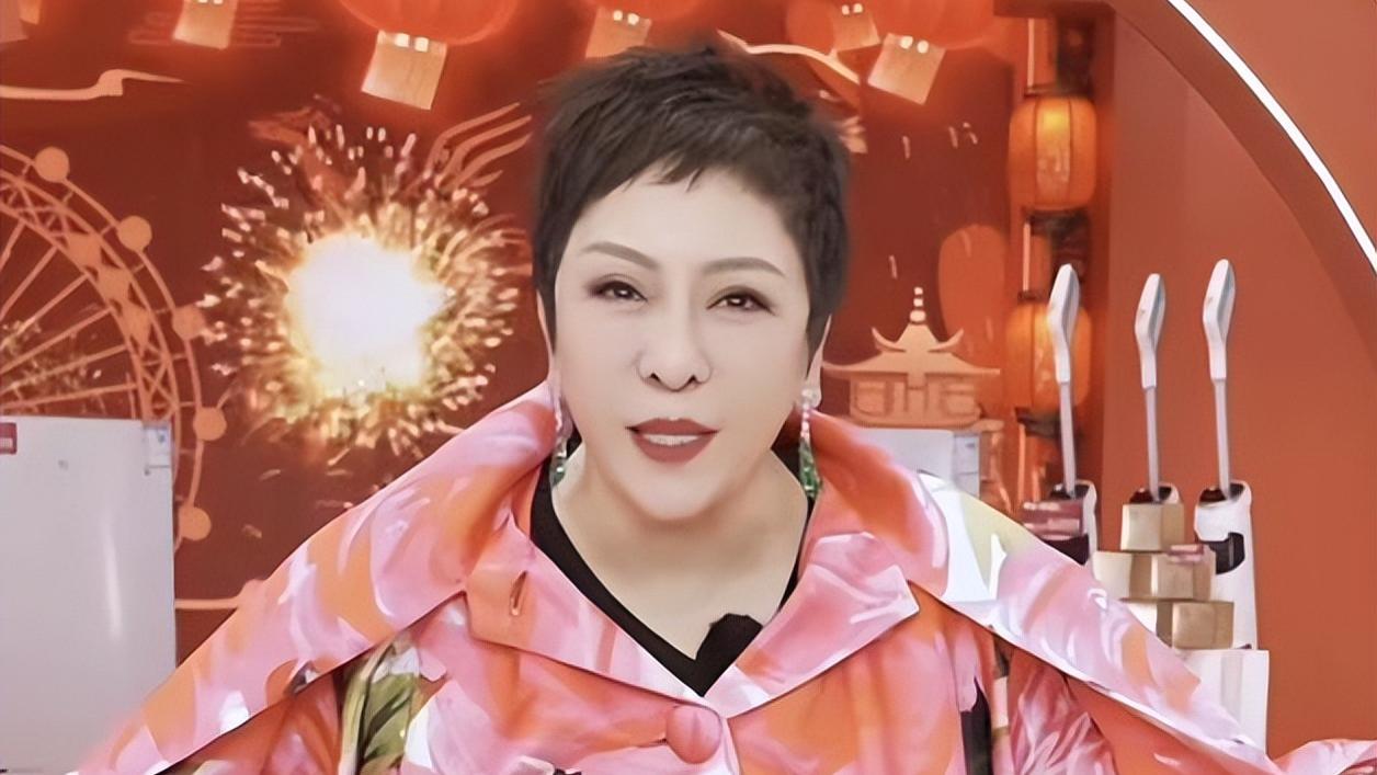 向太|向太被曝已停掉直播，与向华强返港过年一个月未有回归念头