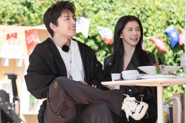 邓超|蔡卓宜公开向王大陆逼婚,明码标价十克拉钻戒,网友:二婚你不配