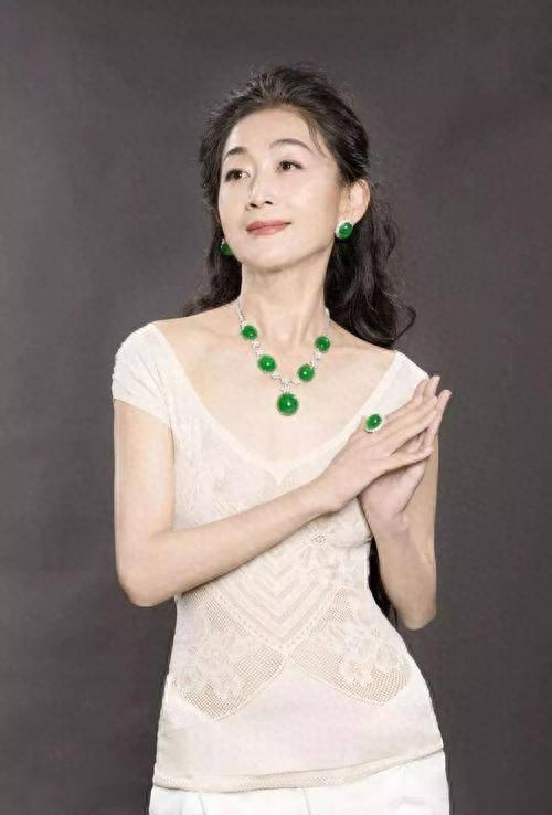 “娱圈异类”高龄女明星，20年不吃米饭，和亲哥不婚不育相伴终生