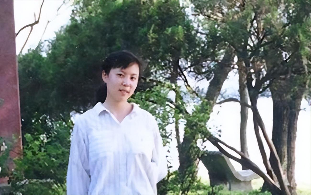 朱令举办告别仪式,灵堂摆满花圈,妈妈穿拖鞋送别女儿,惹人泪目