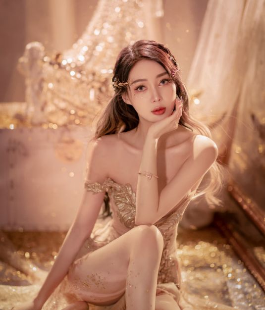 郭美美出狱后首次露面,现身高档场所做美容,染新发色依然漂亮