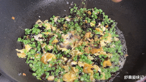 豆角|豆角水饺包的家常做法,馅料鲜美,面皮蓬松柔软,底部焦香可口