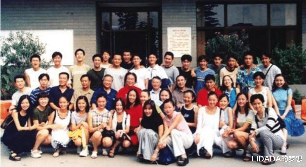 她出生医学世家,却成了演员,当了老师,做了制片人,今幸福美满